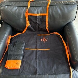 NWOT Hell’s Kitchen apron mitt set